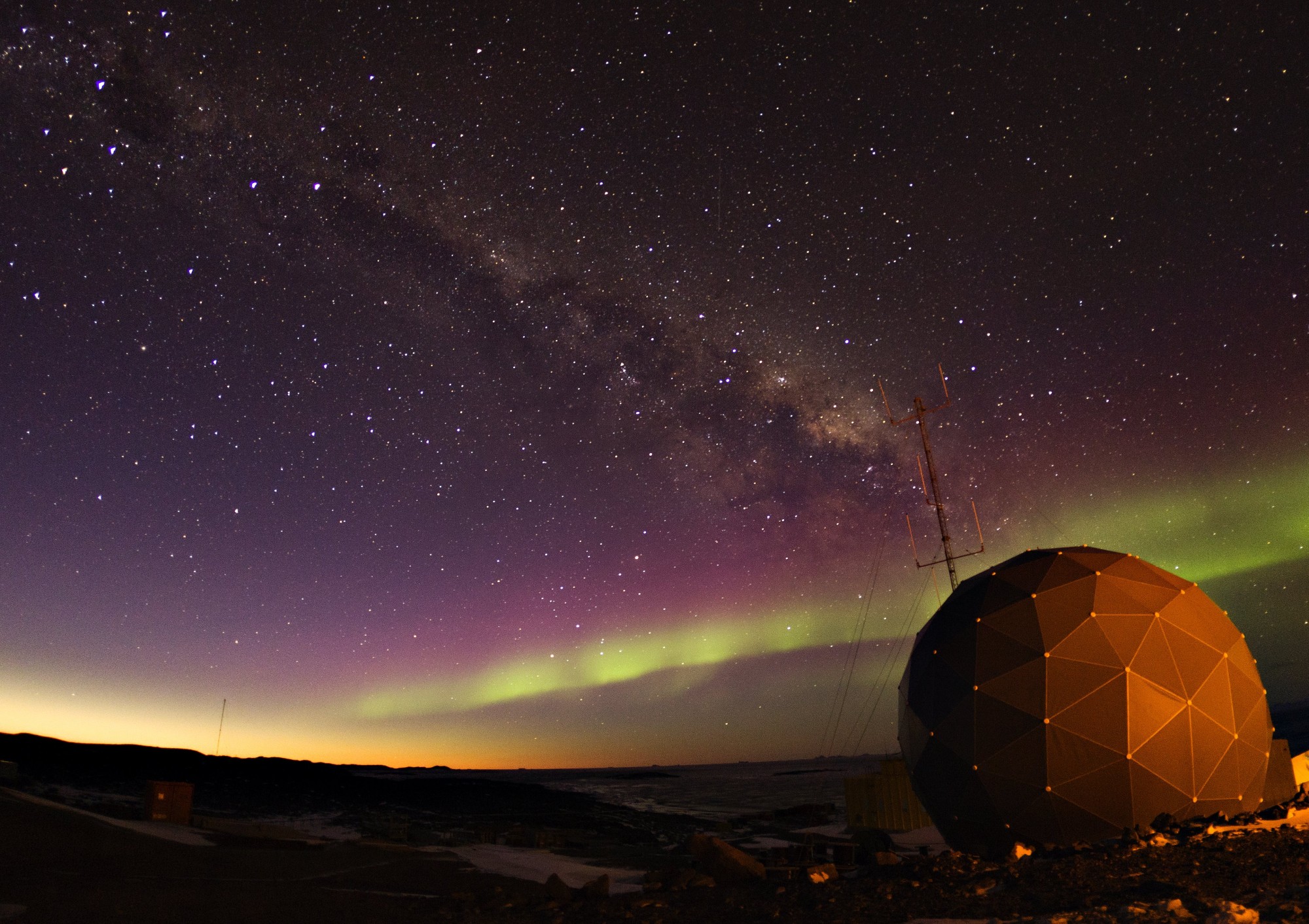 Figure 3 ? Aurora over ANAREsat Radome